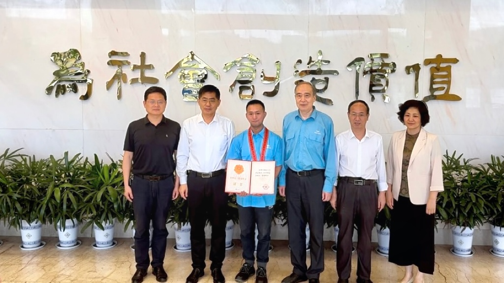 省、市总工会为皖南电机&ldquo;全国五一劳动奖章&rdquo;获得者授牌颁奖