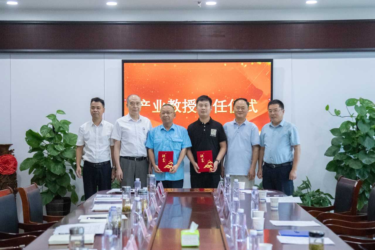 公司技术人才获市工业学校“产业教授”聘书 公司技术人才获市工业学校“产业教授”聘书